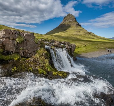 Der Kirkjufell-Berg ganz im Westen ist eines der populärsten Fotomotive Islands.