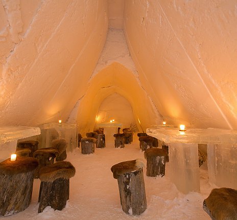 Wer es etwas gemütlicher will, der besucht das berühmten Snow-Castle mit beeindruckenden Eisskulpturen, einer Eis-Bar und Übernachtungsmöglichkeiten. 