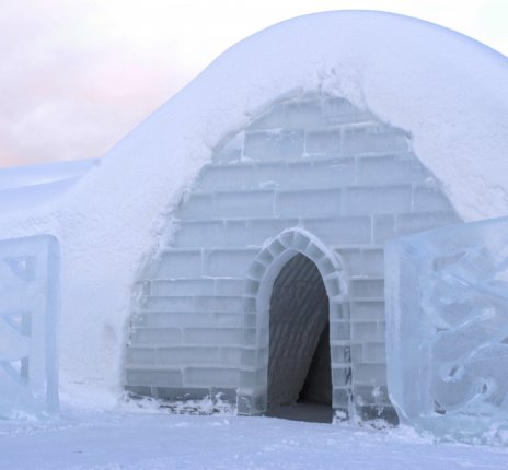Am Tag vor der Huskytour haben Sie die Chance das Schneedorf Lainio zu besichtigen. 