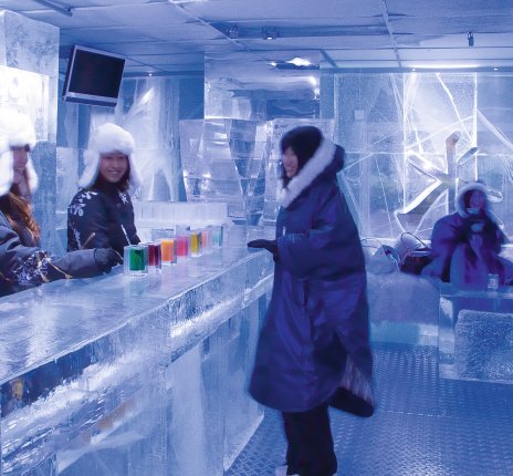 Im Innern des ICEHOTELS versorgt Sie eine Bar mit Getränken. 