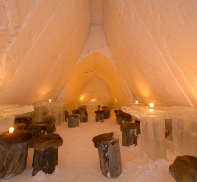 Wer es etwas gemütlicher will, der besucht das berühmten Snow-Castle mit beeindruckenden Eisskulpturen, einer Eis-Bar und Übernachtungsmöglichkeiten.