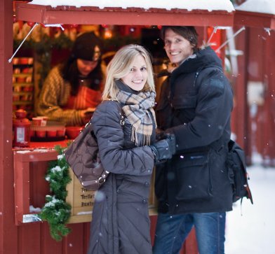 Besuchen Sie einen der zahlreichen Weihnachtsmärkte in Stockholm, wie beispielsweise den Stortorgets Julmarknad oder den traditionellen Weinachtsmarkt in Skansen.