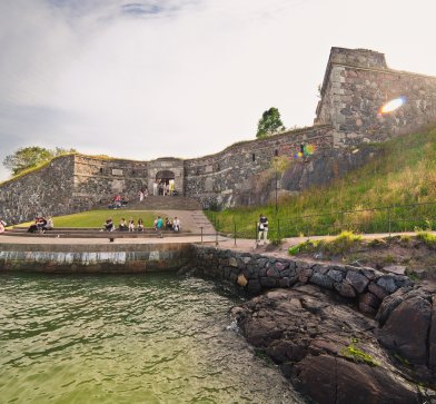 Ebenfalls eine finnische Sehenswürdigkeit ist die Suomenlinna, eine historische Festung die vor Helsinki liegt.