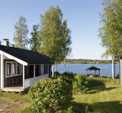 Die gemütlichen Ferienhäuser liegen mitten in Schwedens Natur