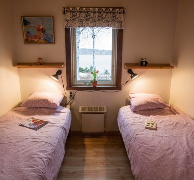 Die Hüttenunterkunft Björnbyn ist unter anderem ausgestattet mit Schlafzimmer und …