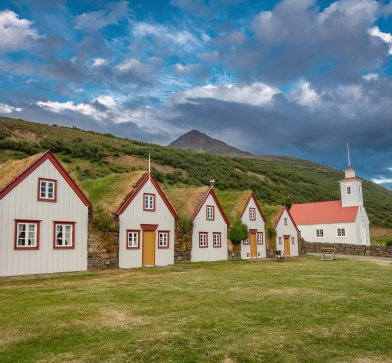 Willkommen in Island! Die Grashäuser zeigen ein ganz typisches Bild der entdeckungsreichen Atlantikinsel.