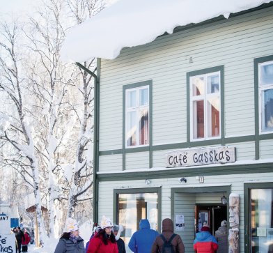 Im charmanten kleinen Stadtkern Jokkmokks liegen wunderschöne Cafés und Läden.© Carl-Johan Utsi