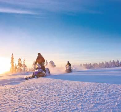 Schnell und actionreich auf dem Motorschlitten: Von dort bekommen Sie eine exklusive Sicht auf die verschneiten Landschaften.© Michael Törnkvist