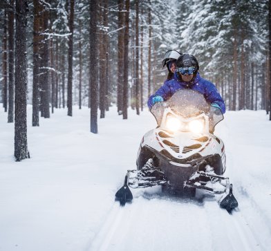 Der Motorschlitten gehört zu den sogenannten Arktischen Transportmitteln.© Ted Logart