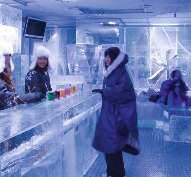 Im Innern des ICEHOTELS versorgt Sie eine Bar mit Getränken.