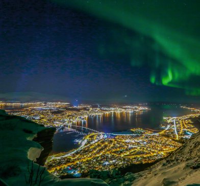 Tanzende Nordlichter über Tromsö© Yngve Olsen/visitnorway.no