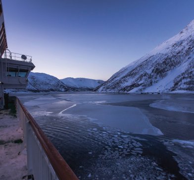 Der Lyngenfjord im Winter© Jan Holthe/Hurtigruten