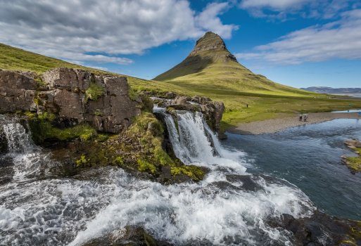 Der Kirkjufell-Berg ganz im Westen ist eines der populärsten Fotomotive Islands.