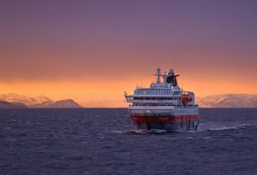 Die Hurtigruten im Sonnenuntergang © John Jones/Hurtigruten